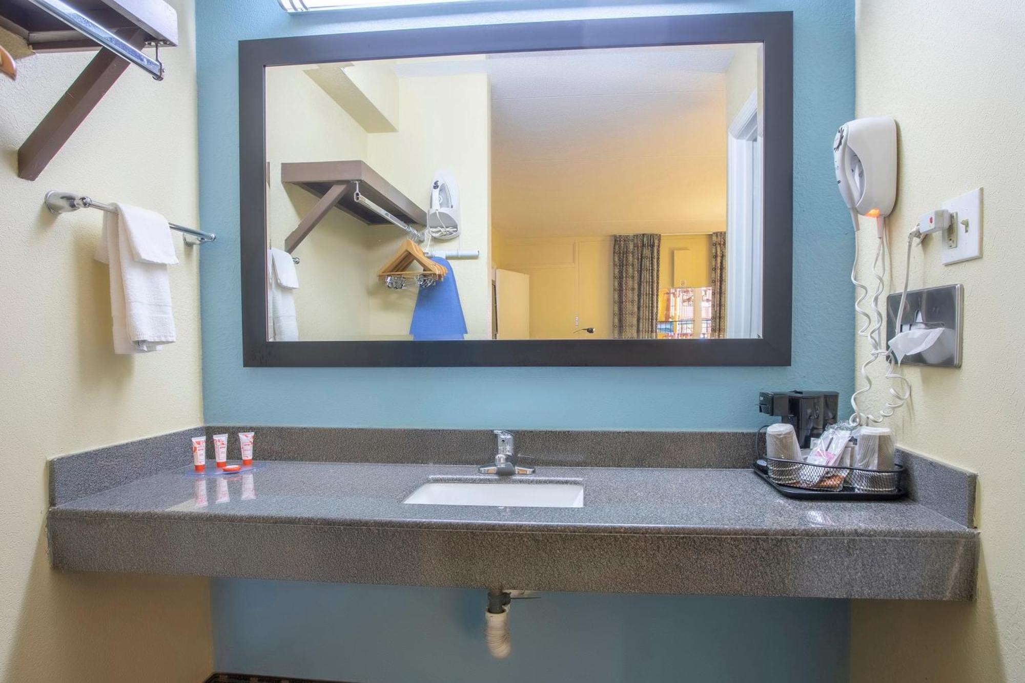 Oyo Hotel Knoxville Tn Cedar Bluff I-40 ภายนอก รูปภาพ