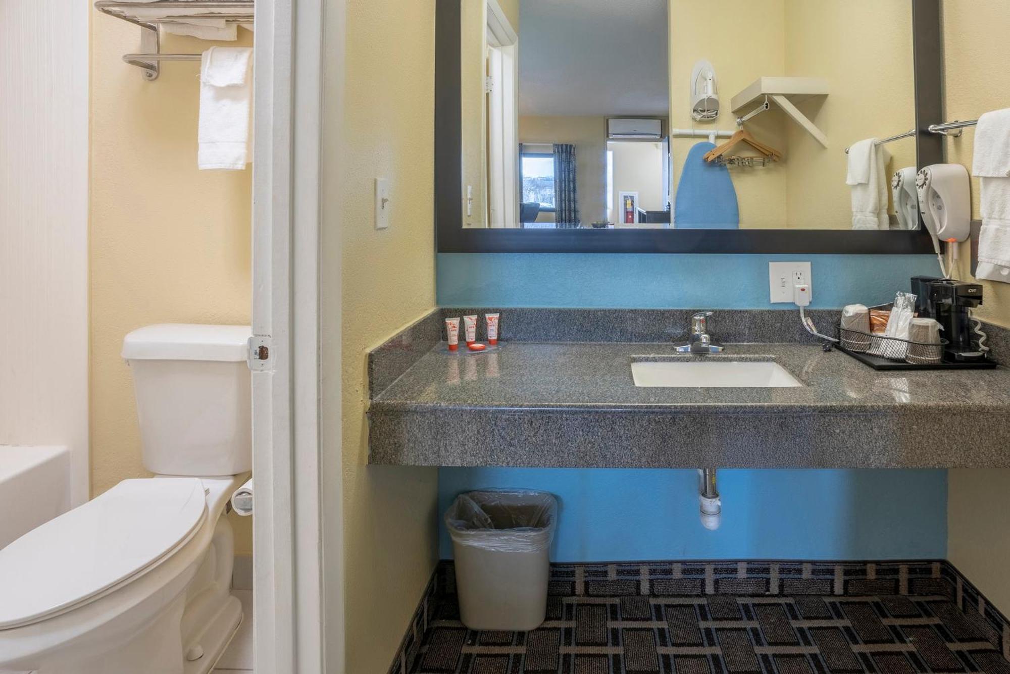 Oyo Hotel Knoxville Tn Cedar Bluff I-40 ภายนอก รูปภาพ