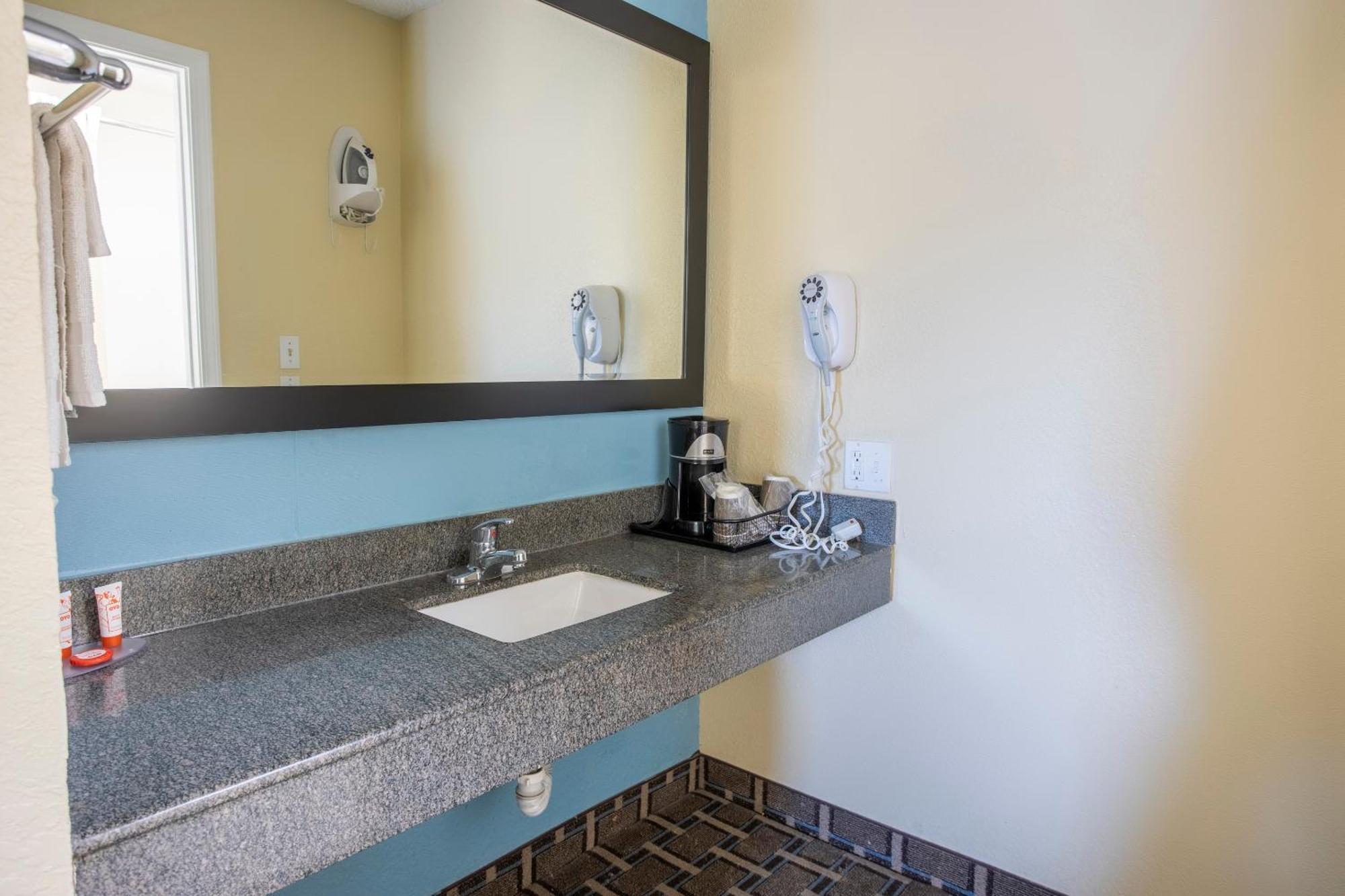 Oyo Hotel Knoxville Tn Cedar Bluff I-40 ภายนอก รูปภาพ