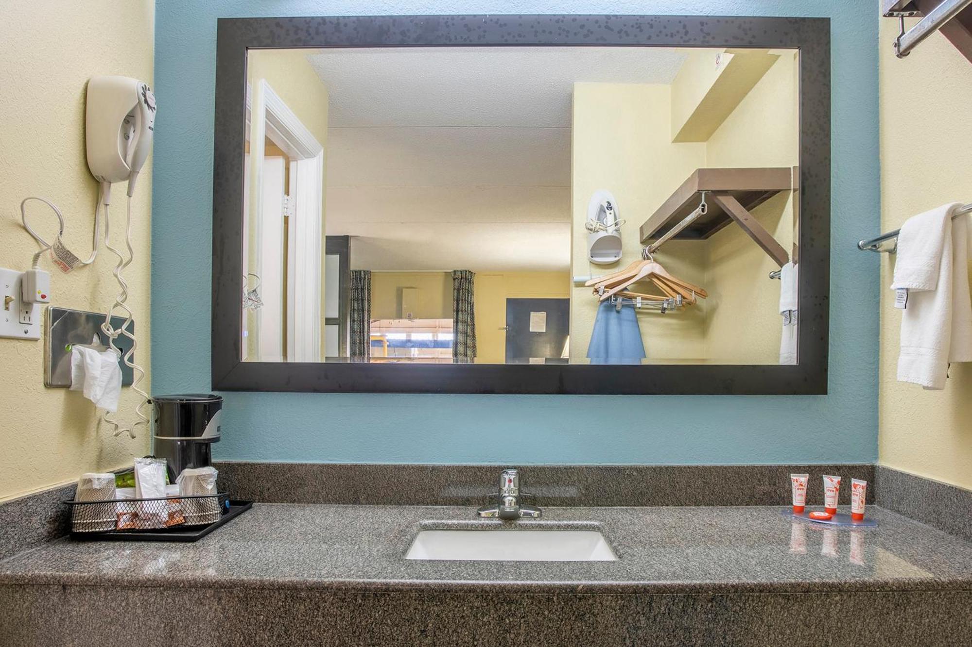 Oyo Hotel Knoxville Tn Cedar Bluff I-40 ภายนอก รูปภาพ
